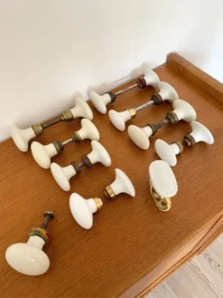 8 paires de poignées de porte et 2 poignées de fenêtres en porcelaine