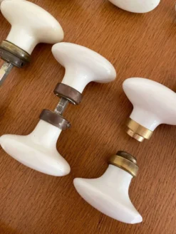 8 paires de poignées de porte et 2 poignées de fenêtres en porcelaine