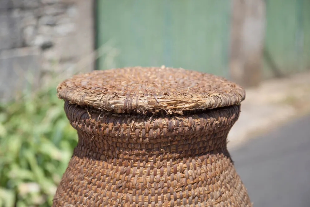 Panier ancien, bourgne paille et ronce avec couvercle, panier tressé