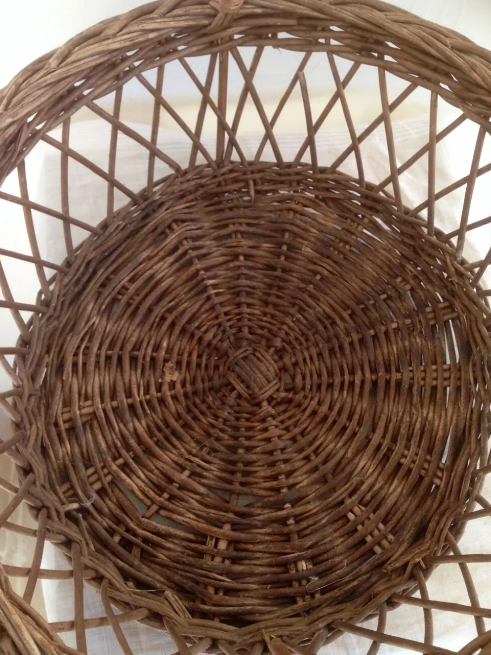 Panier ancien en osier, jours croisés