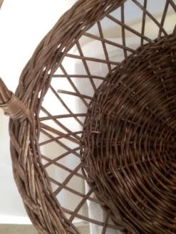 Panier ancien en osier, jours croisés