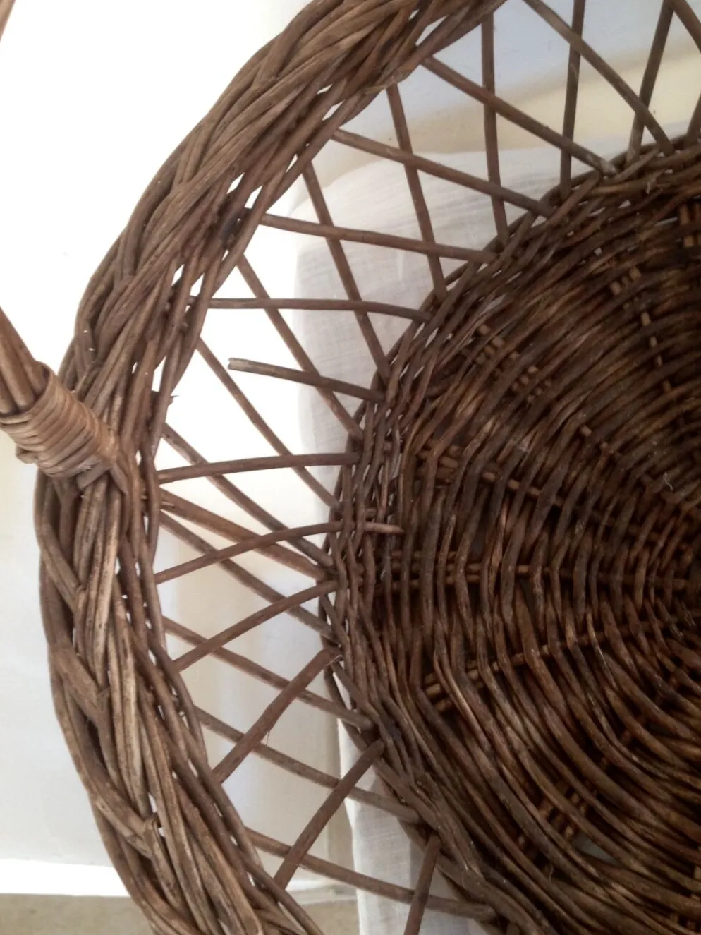 Panier ancien en osier, jours croisés