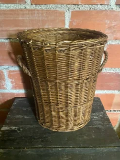 Panier ancien en osier tressé avec anses
