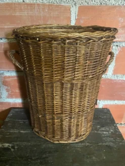 Panier ancien en osier tressé avec anses