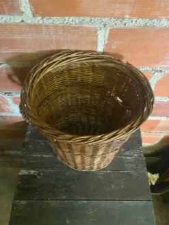 Panier ancien en osier tressé avec anses