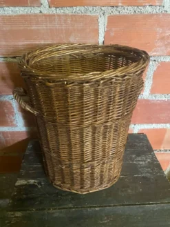 Panier ancien en osier tressé avec anses