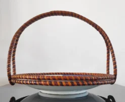 Panier ancien Imari en porcelaine du Japon et rotin tressé - Ère Meiji