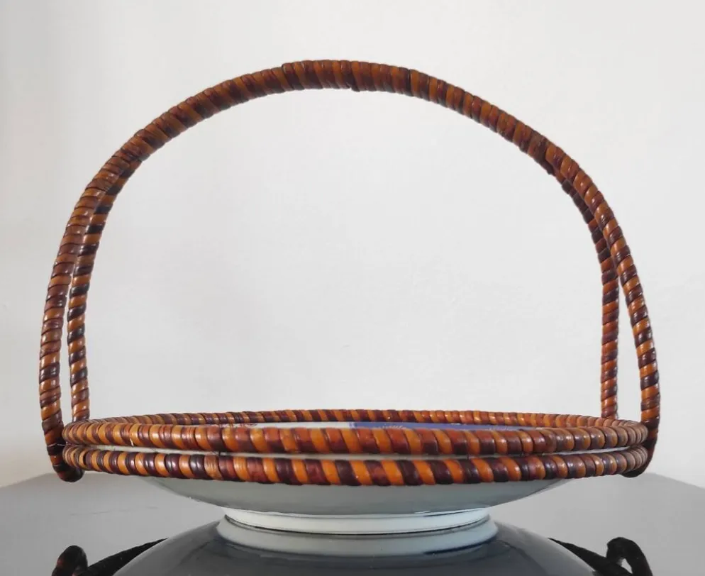 Panier ancien Imari en porcelaine du Japon et rotin tressé - Ère Meiji