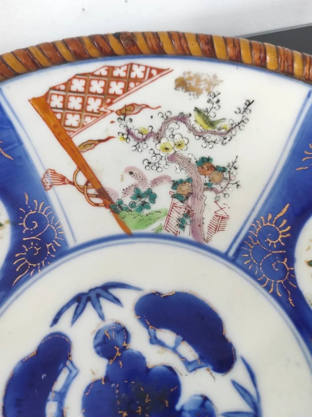 Panier ancien Imari en porcelaine du Japon et rotin tressé - Ère Meiji