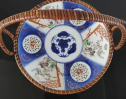 Panier ancien Imari en porcelaine du Japon et rotin tressé - Ère Meiji