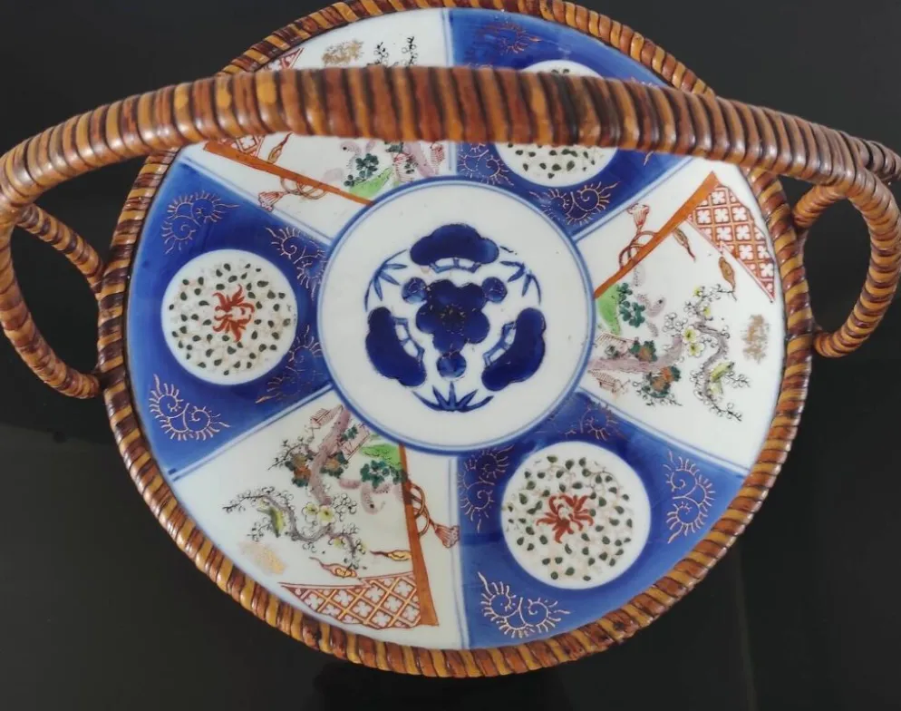 Panier ancien Imari en porcelaine du Japon et rotin tressé - Ère Meiji