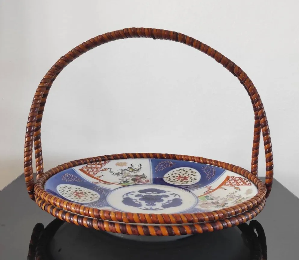 Panier ancien Imari en porcelaine du Japon et rotin tressé - Ère Meiji