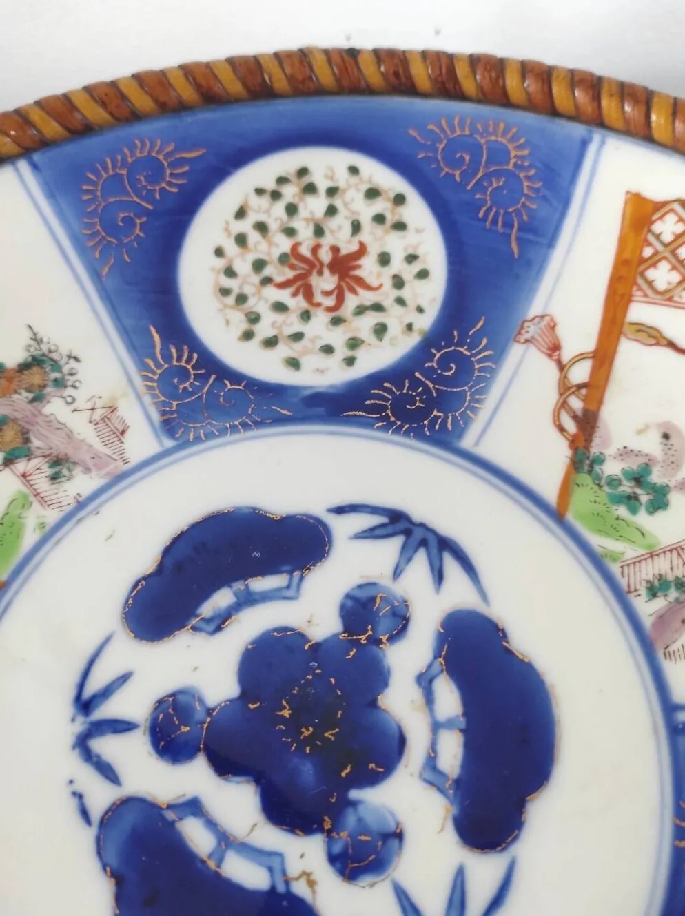 Panier ancien Imari en porcelaine du Japon et rotin tressé - Ère Meiji