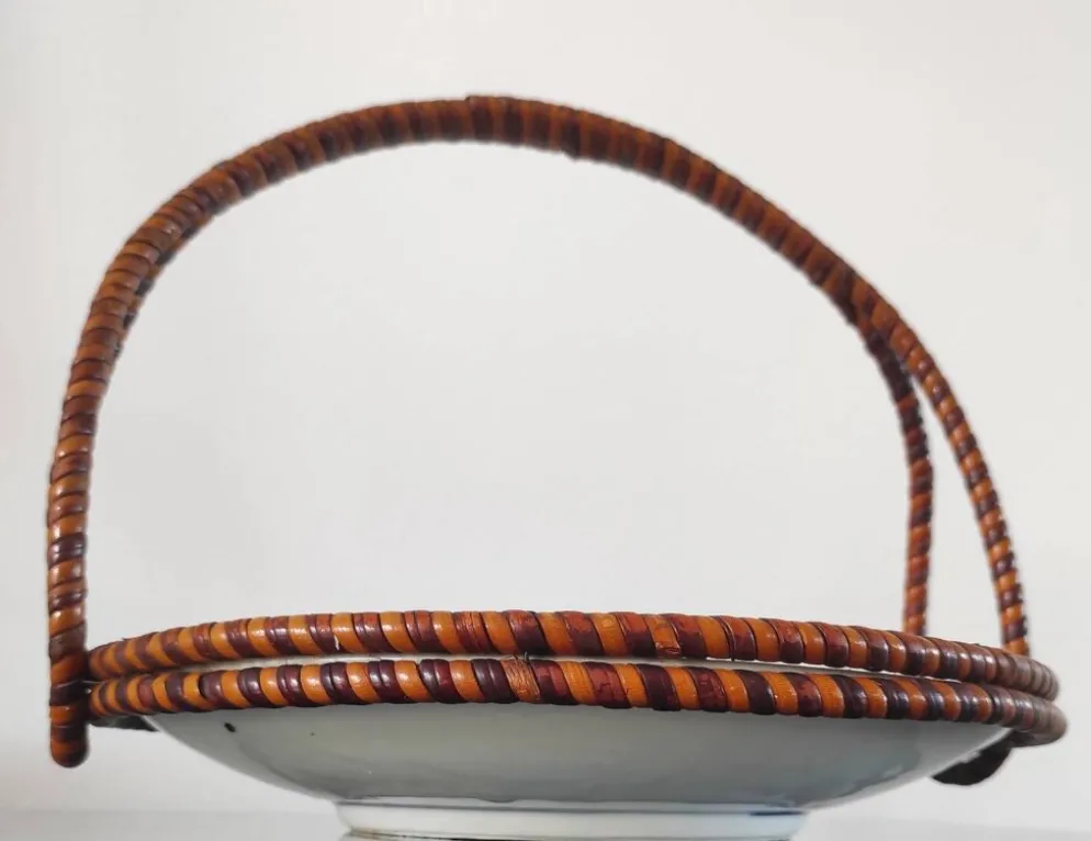Panier ancien Imari en porcelaine du Japon et rotin tressé - Ère Meiji