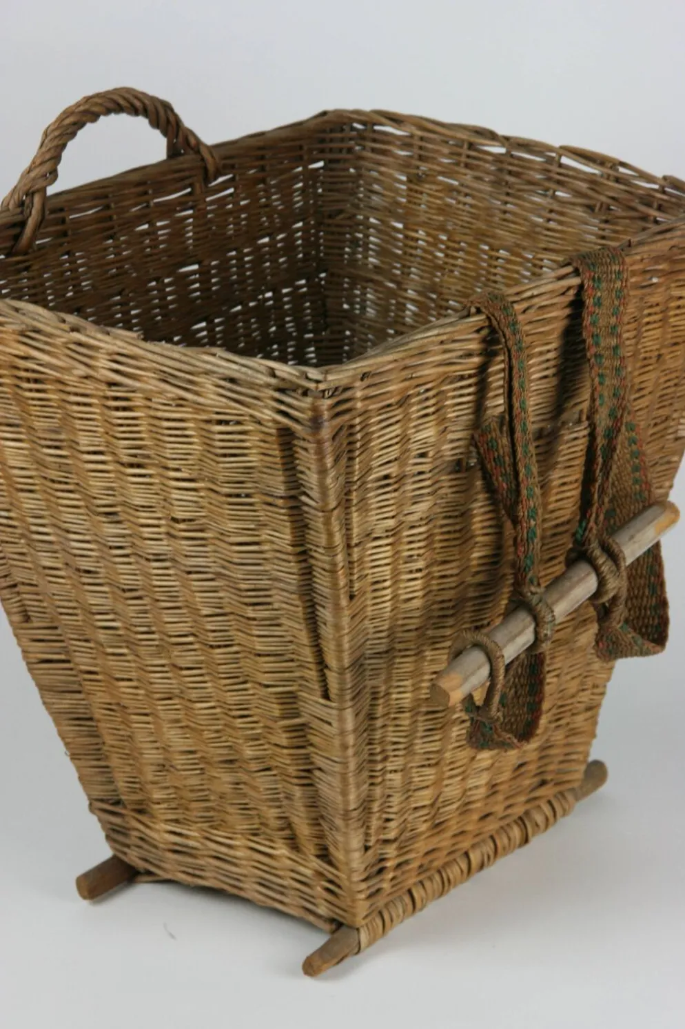 Panier arrière fabriqué à partir de saule finement tissé.