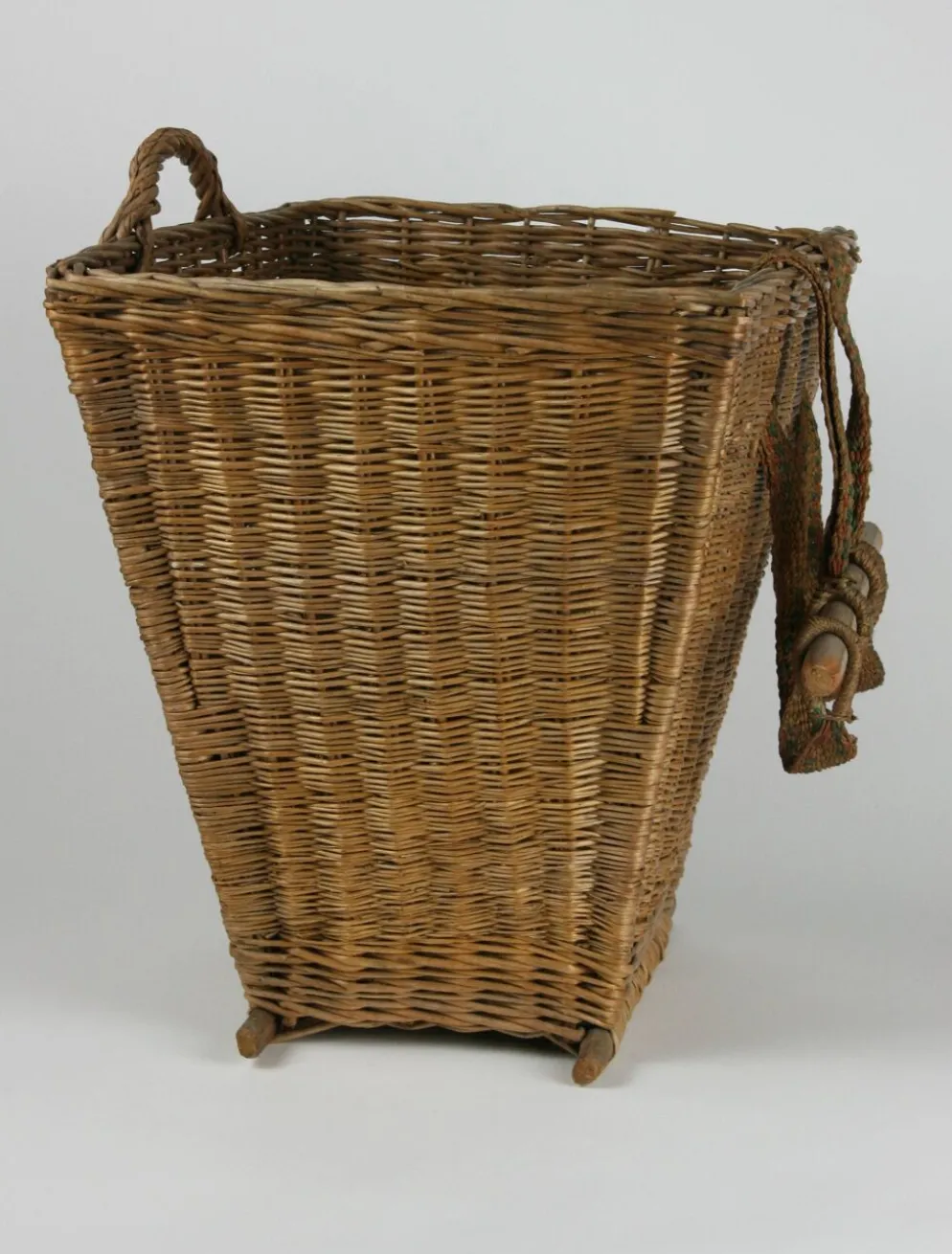 Panier arrière fabriqué à partir de saule finement tissé.