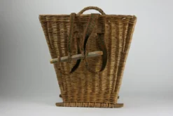 Panier arrière fabriqué à partir de saule finement tissé.