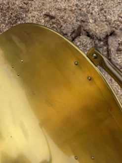 Panier à bûches en laiton, pieds griffe, années 1960