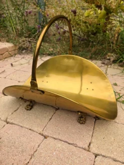 Panier à bûches en laiton, pieds griffe, années 1960