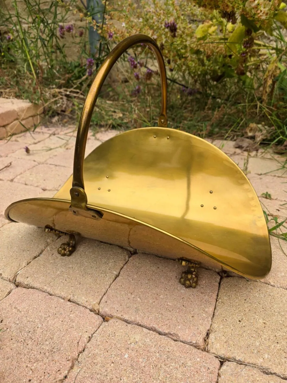 Panier à bûches en laiton, pieds griffe, années 1960