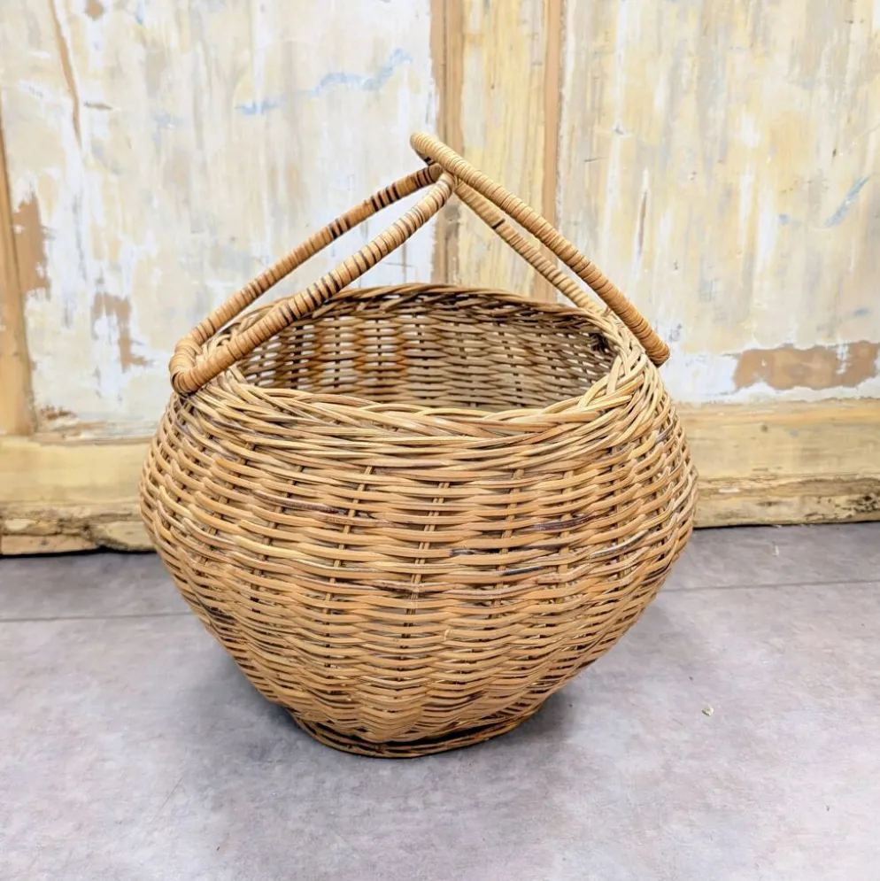 Panier boule en rotin tressé à anse