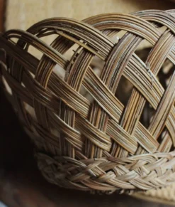 Panier corbeille ronde haute osier ajouré vintage