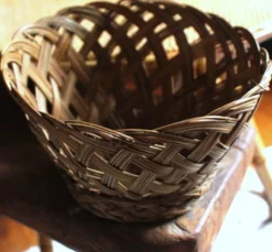 Panier corbeille ronde haute osier ajouré vintage
