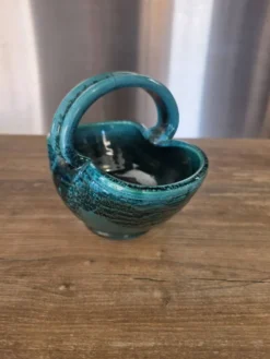 Panier céramique vintage Accolay turquoise Signé Tête de Taureau X.C
