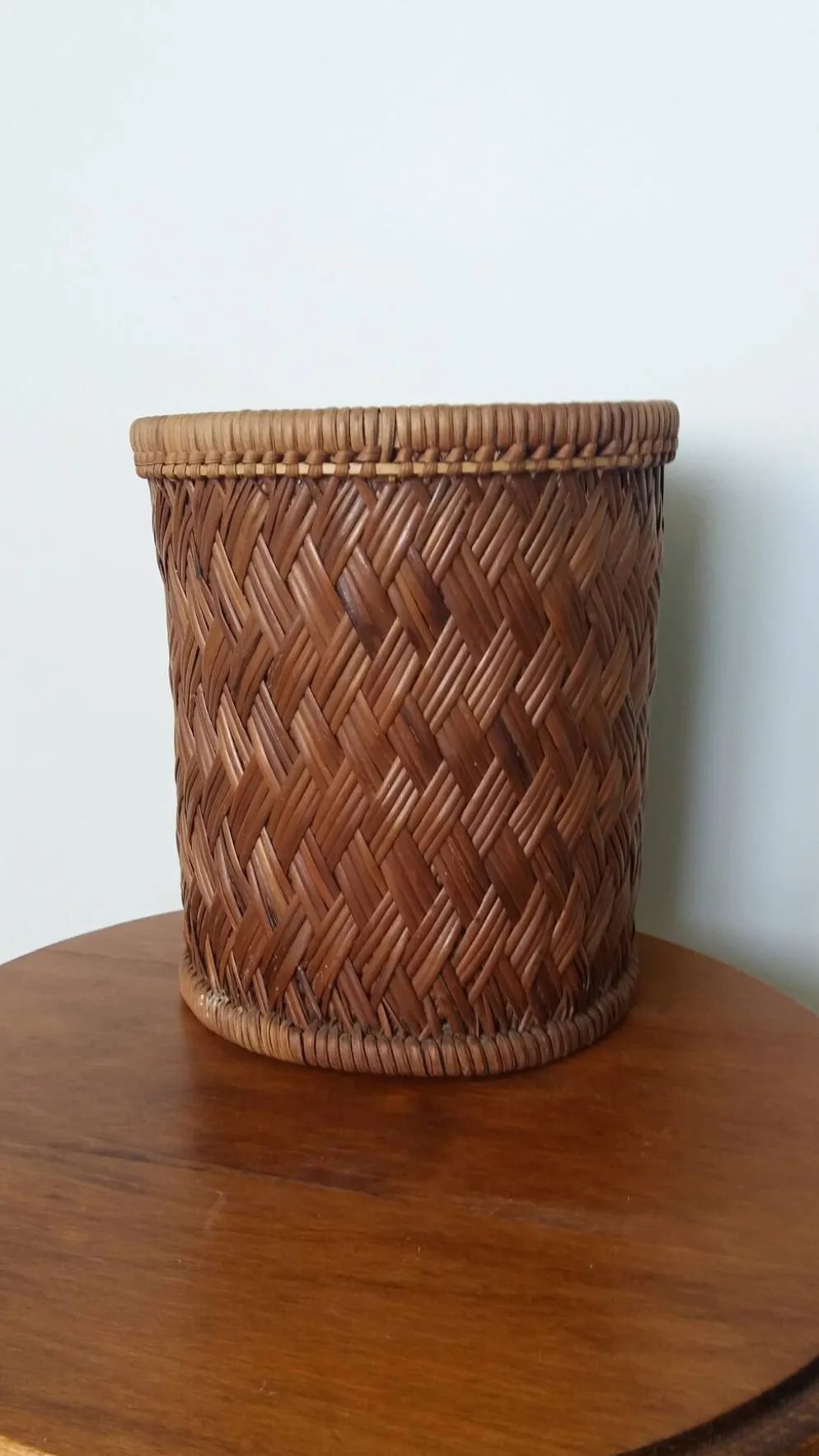 Panier cylindrique haut en osier, cache-pot ou corbeille à papier