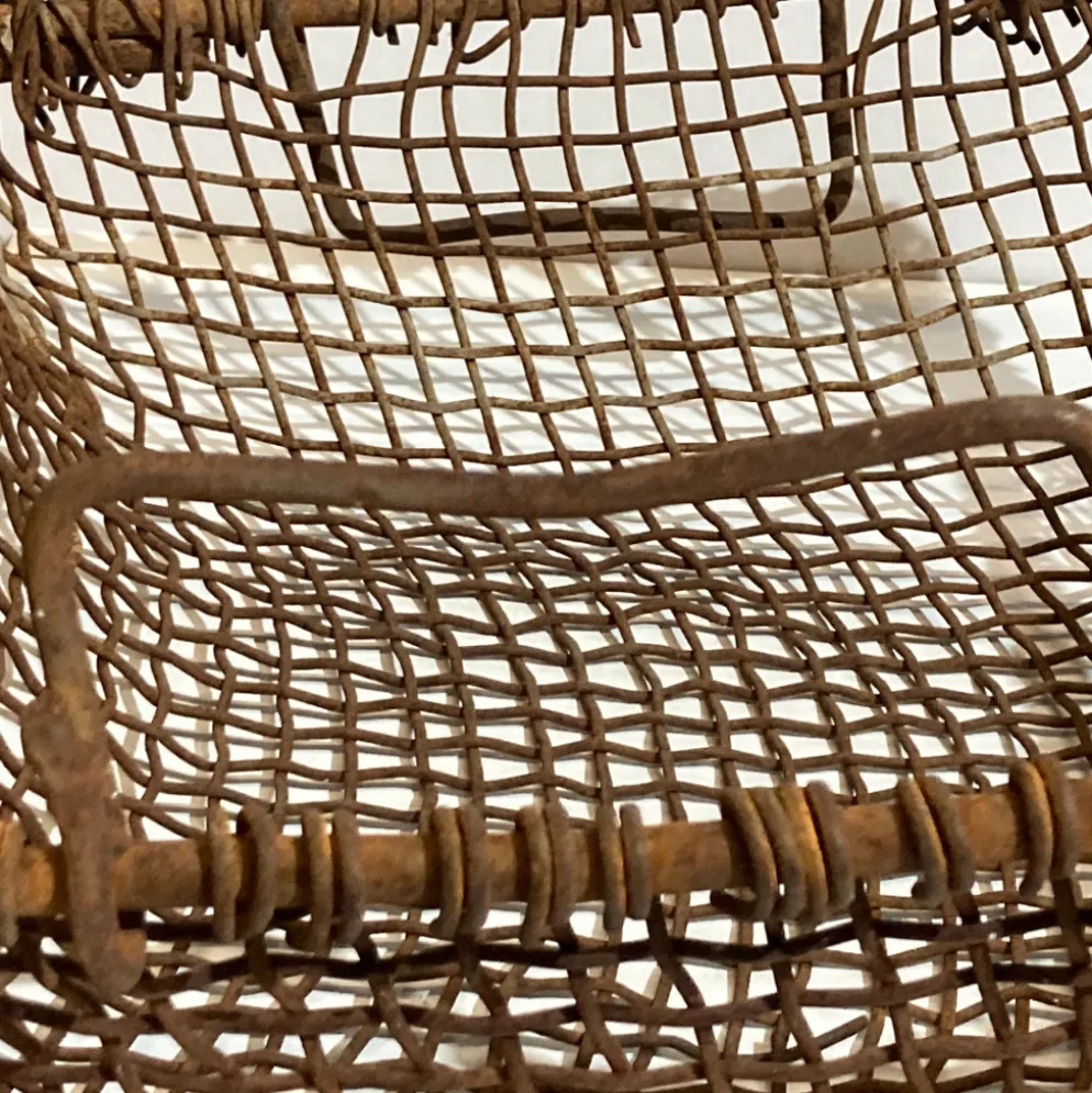 Panier de cheminée en métal rustique tissé antique, Pays-Bas vers 1900