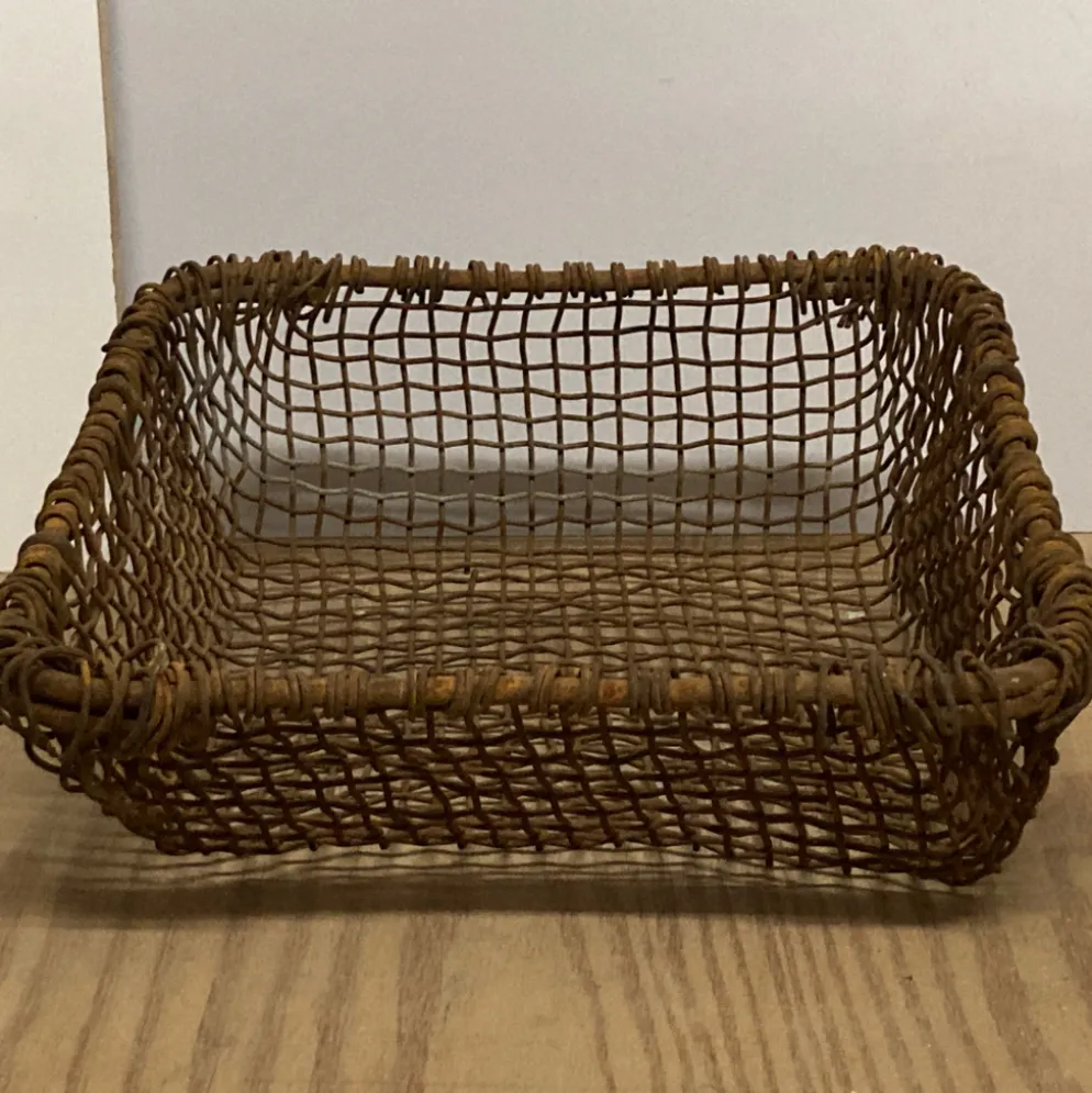 Panier de cheminée en métal rustique tissé antique, Pays-Bas vers 1900