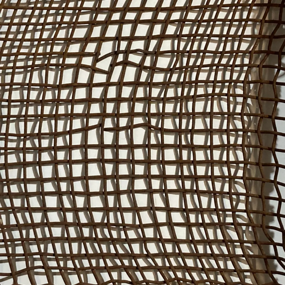 Panier de cheminée en métal rustique tissé antique, Pays-Bas vers 1900