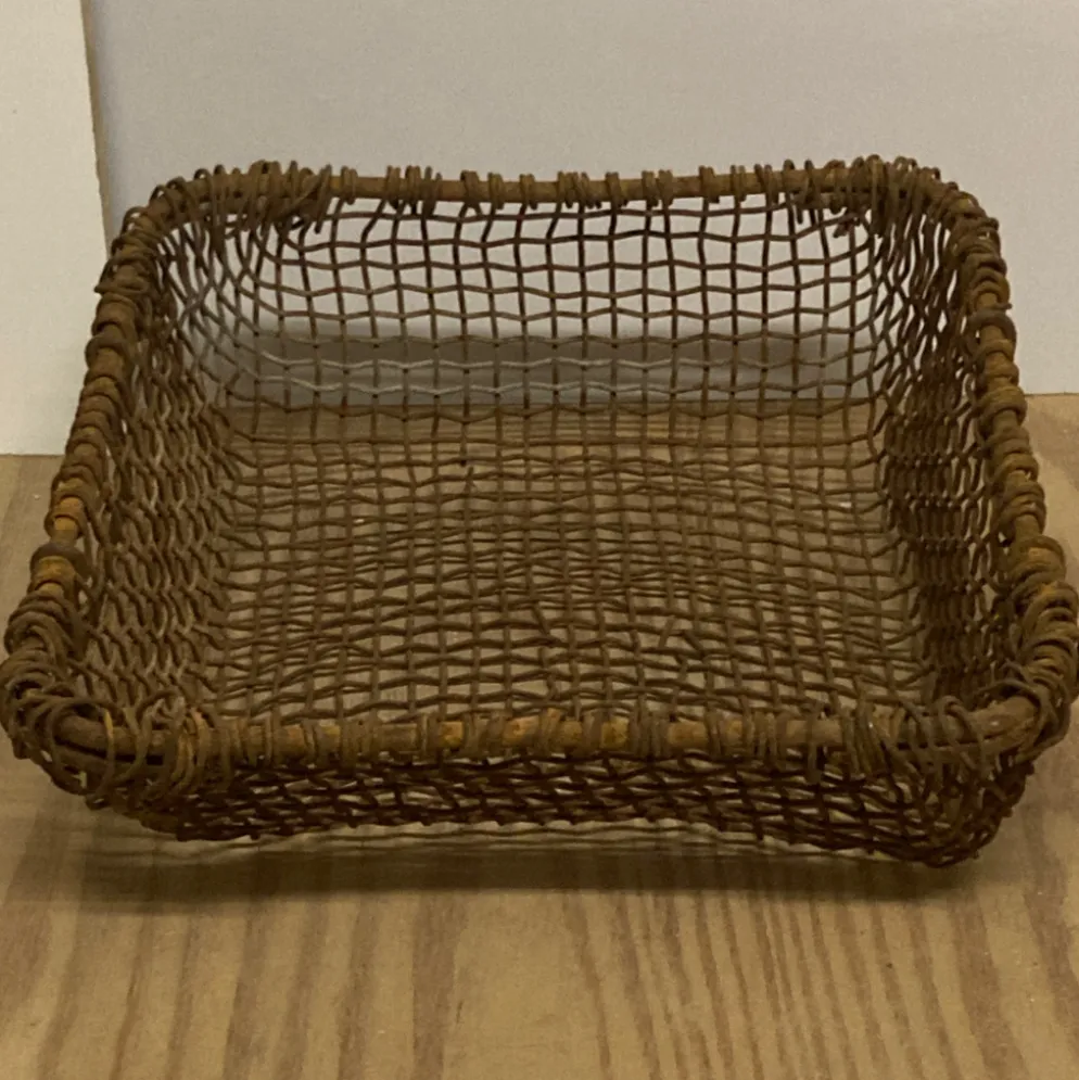 Panier de cheminée en métal rustique tissé antique, Pays-Bas vers 1900