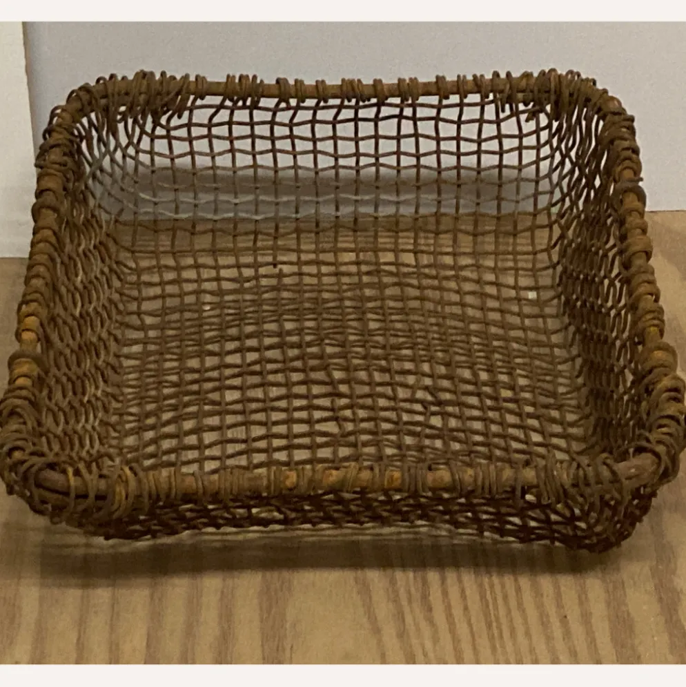 Panier de cheminée en métal rustique tissé antique, Pays-Bas vers 1900