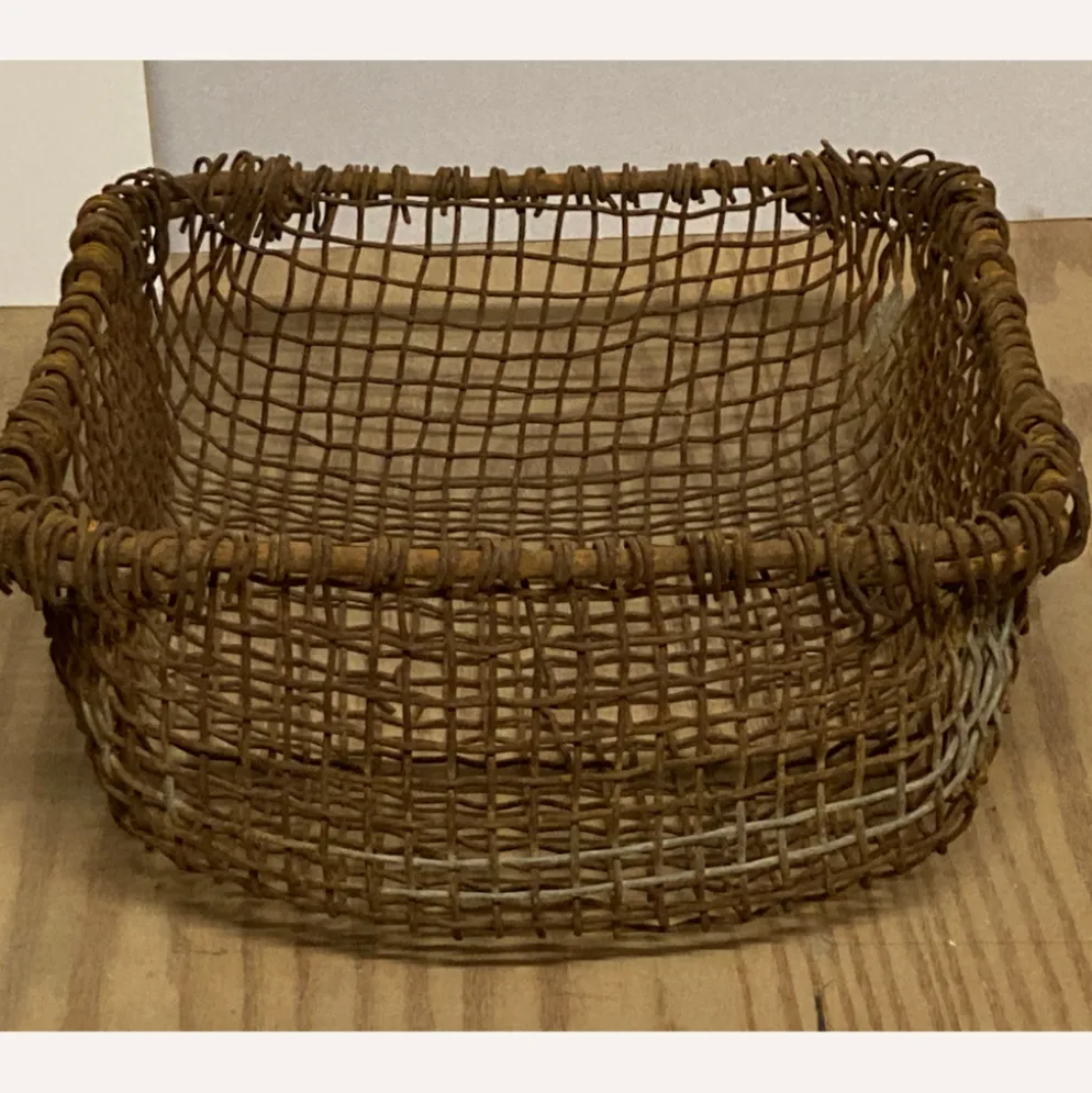 Panier de cheminée en métal rustique tissé antique, Pays-Bas vers 1900