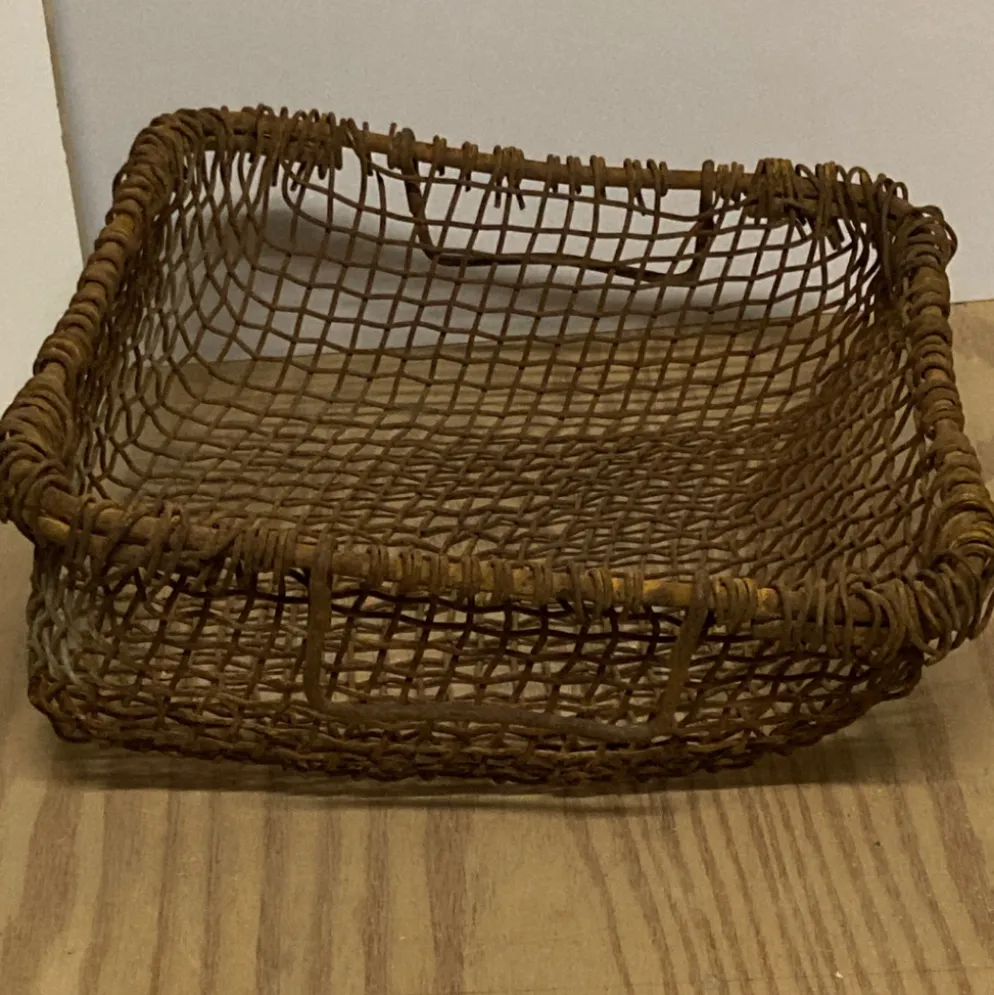 Panier de cheminée en métal rustique tissé antique, Pays-Bas vers 1900