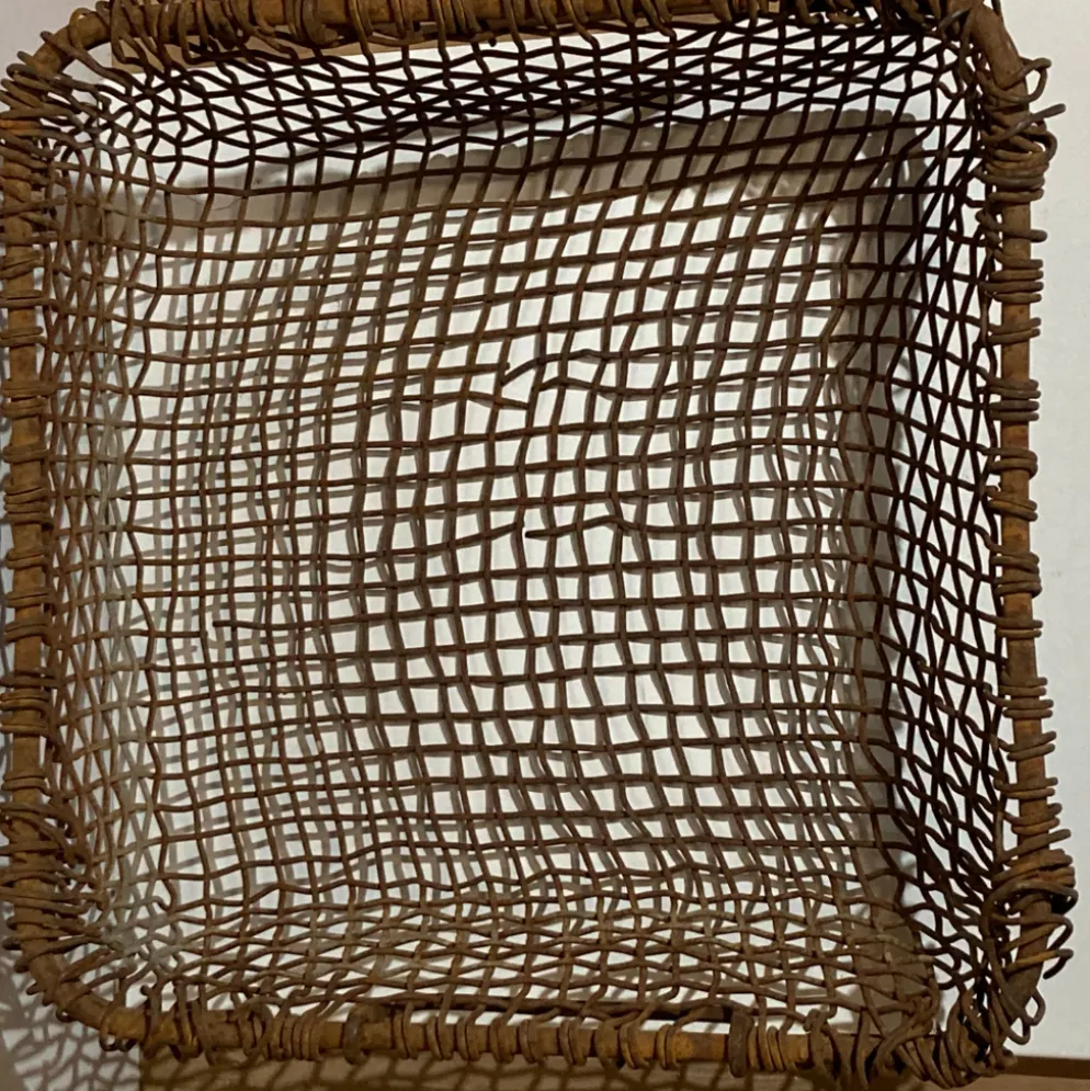 Panier de cheminée en métal rustique tissé antique, Pays-Bas vers 1900