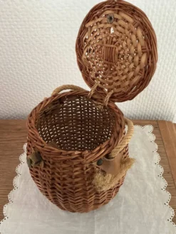 Panier de pêche ancien en osier.