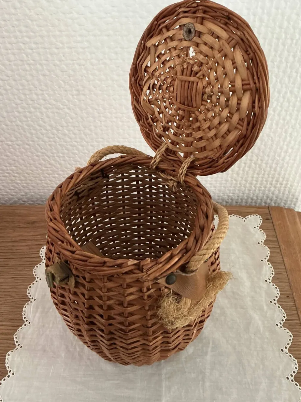 Panier de pêche ancien en osier.