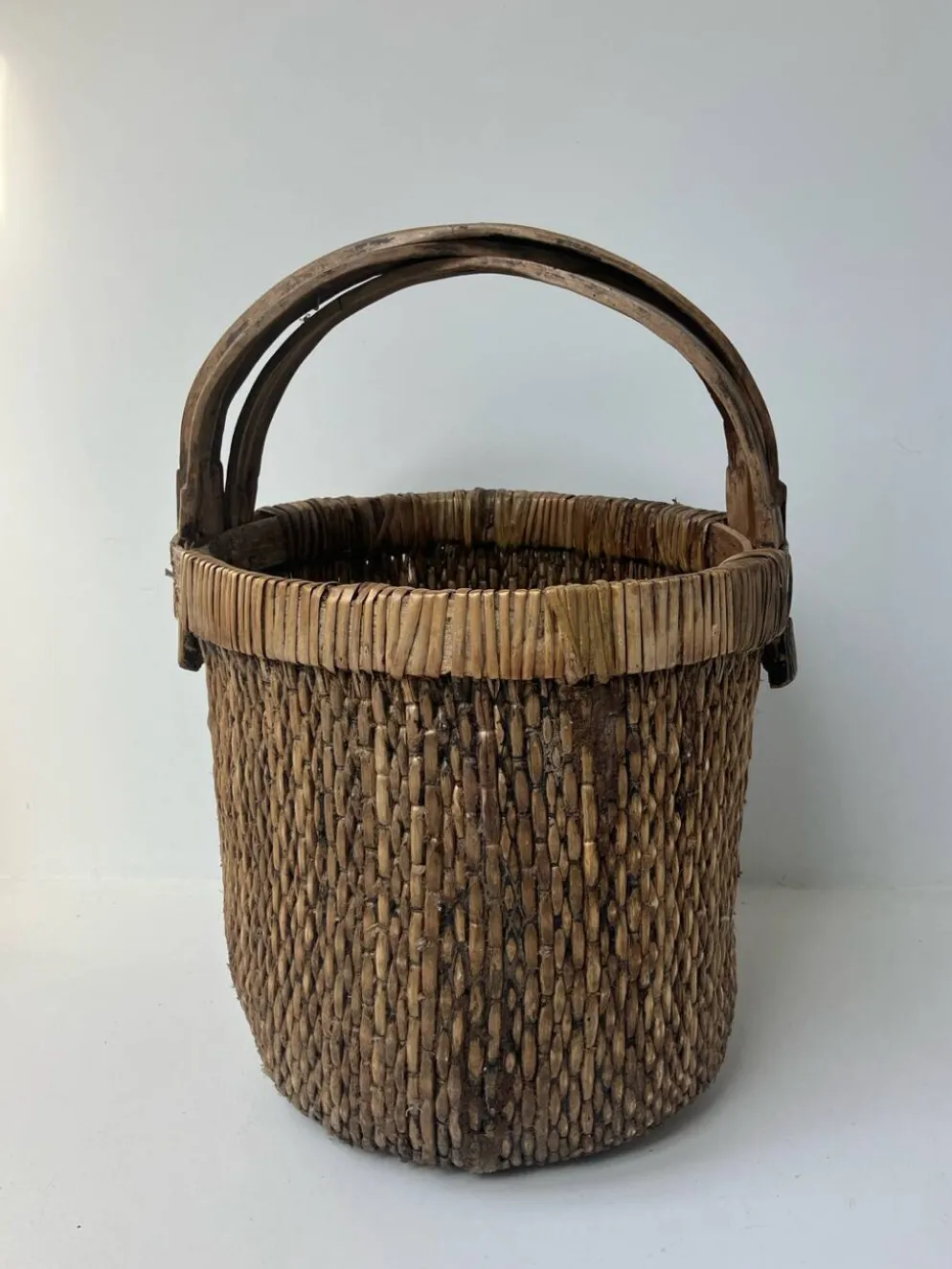 Panier de récolte asiatique ancien