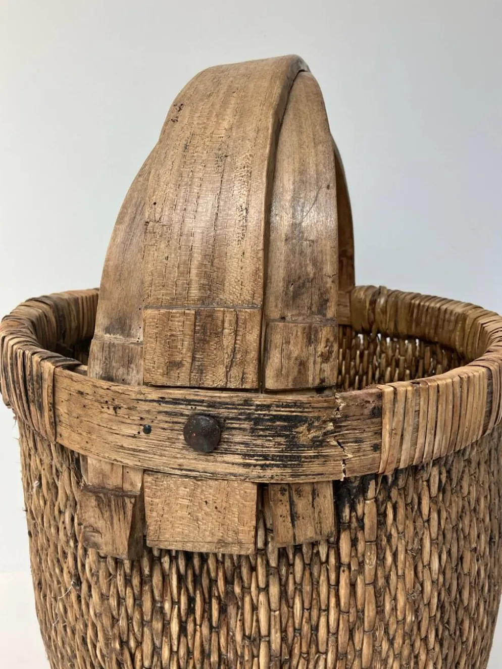 Panier de récolte asiatique ancien