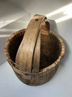 Panier de récolte asiatique ancien
