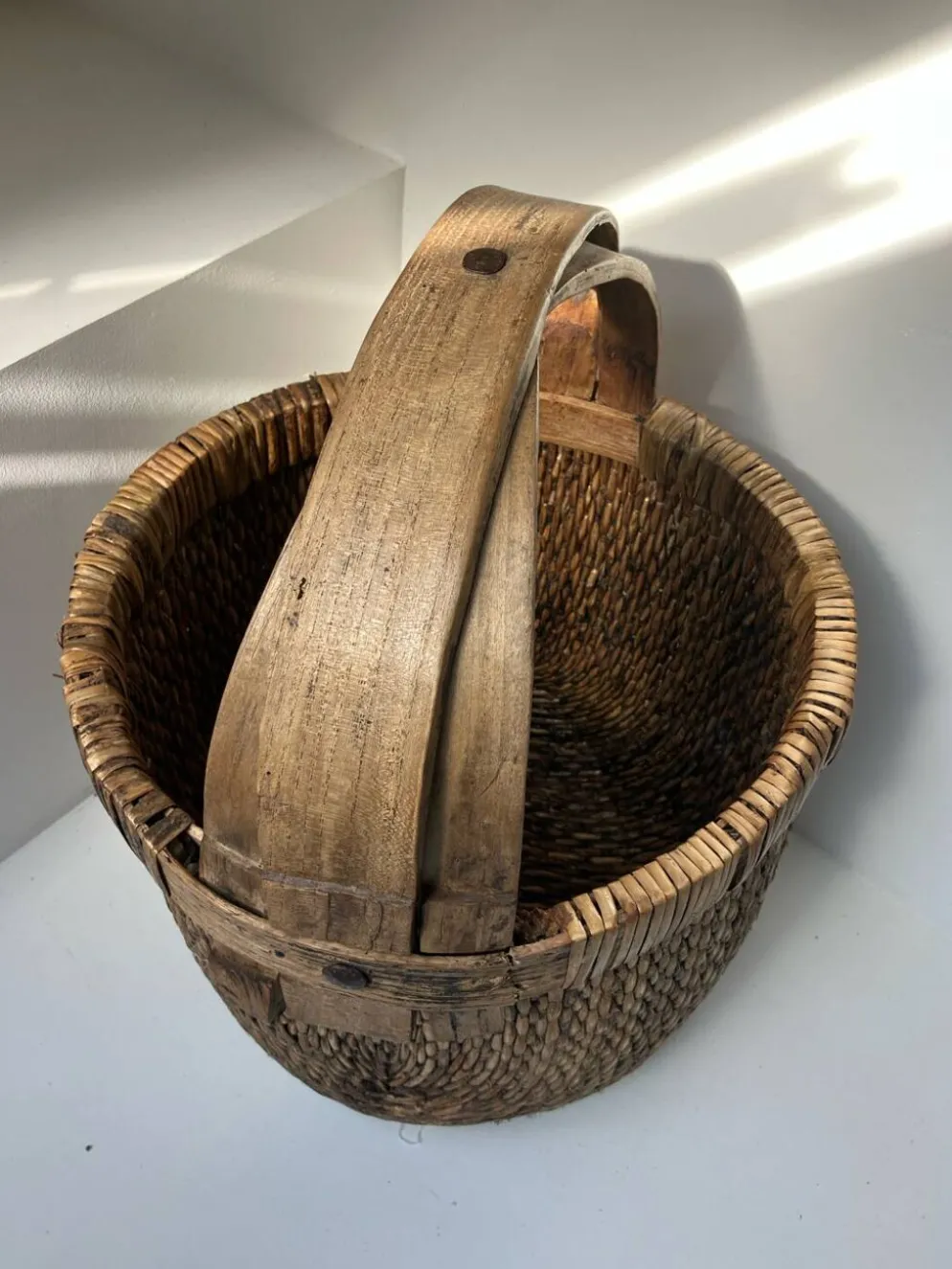 Panier de récolte asiatique ancien