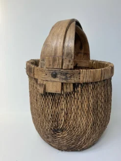 Panier de récolte asiatique ancien