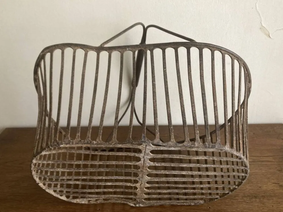 Panier de récolte en fer battu de campagne 1930