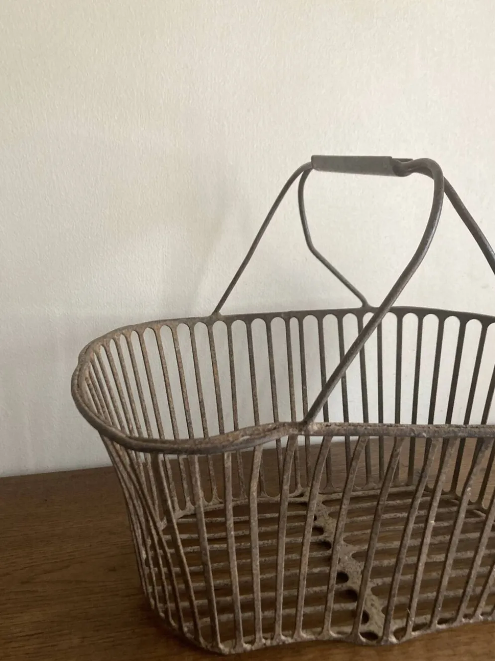 Panier de récolte en fer battu de campagne 1930