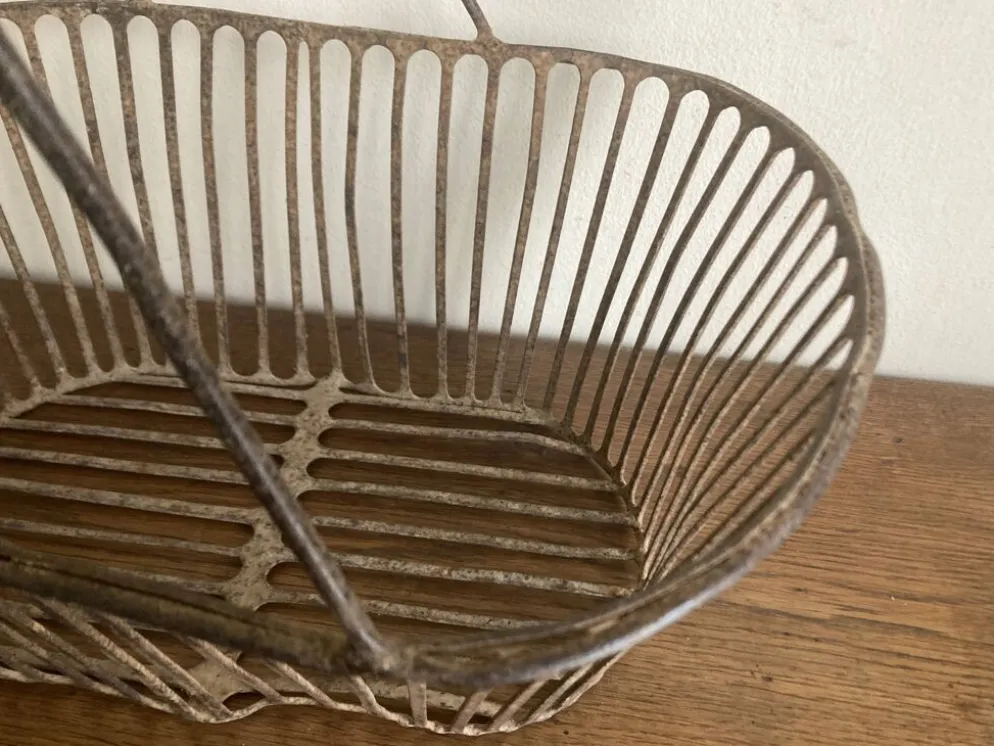 Panier de récolte en fer battu de campagne 1930