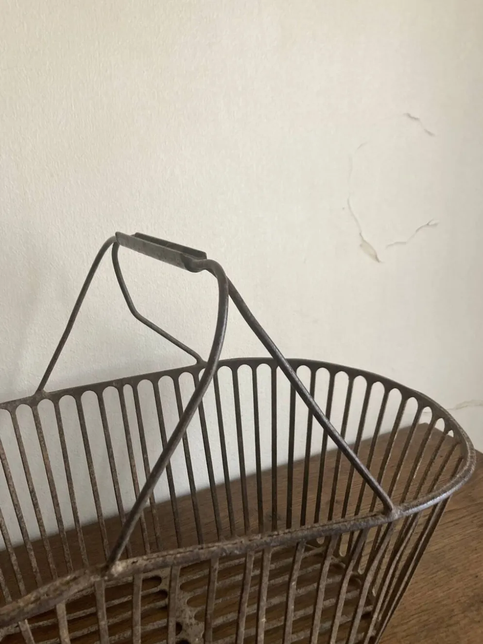 Panier de récolte en fer battu de campagne 1930