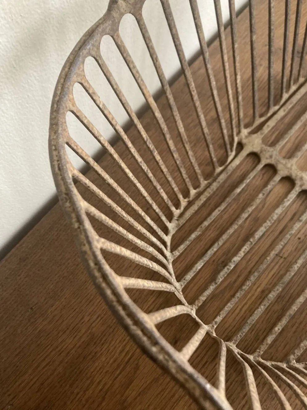 Panier de récolte en fer battu de campagne 1930