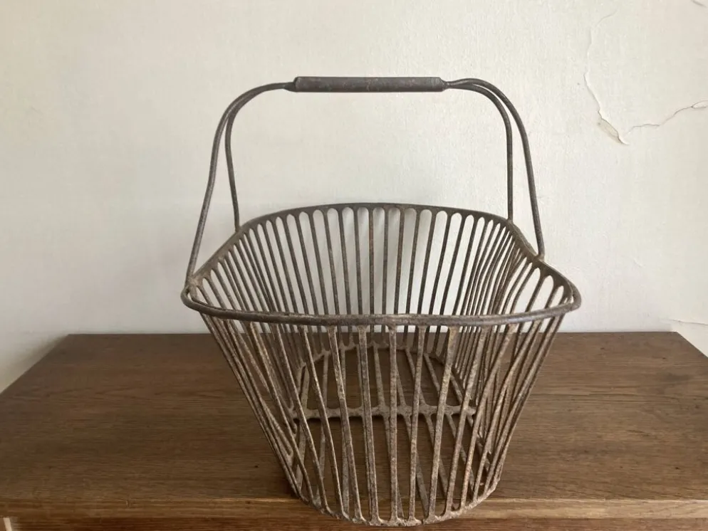 Panier de récolte en fer battu de campagne 1930